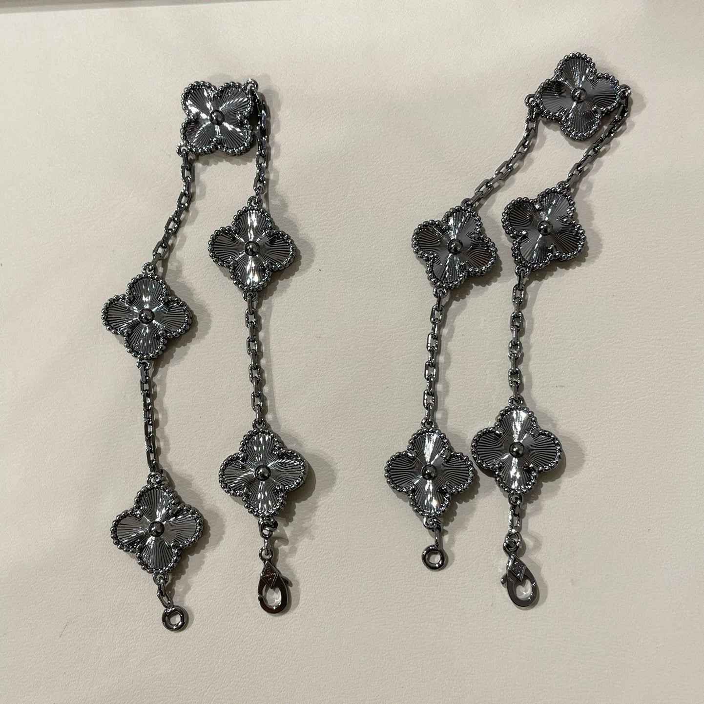 [Imperial]Nuevo BRAZALETE NEGRO TREBOL 5 MOTIVOS