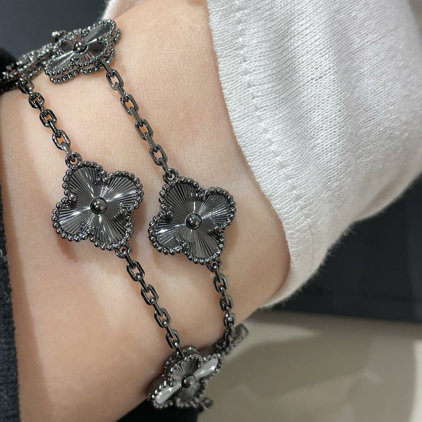 [Imperial]Nuevo BRAZALETE NEGRO TREBOL 5 MOTIVOS