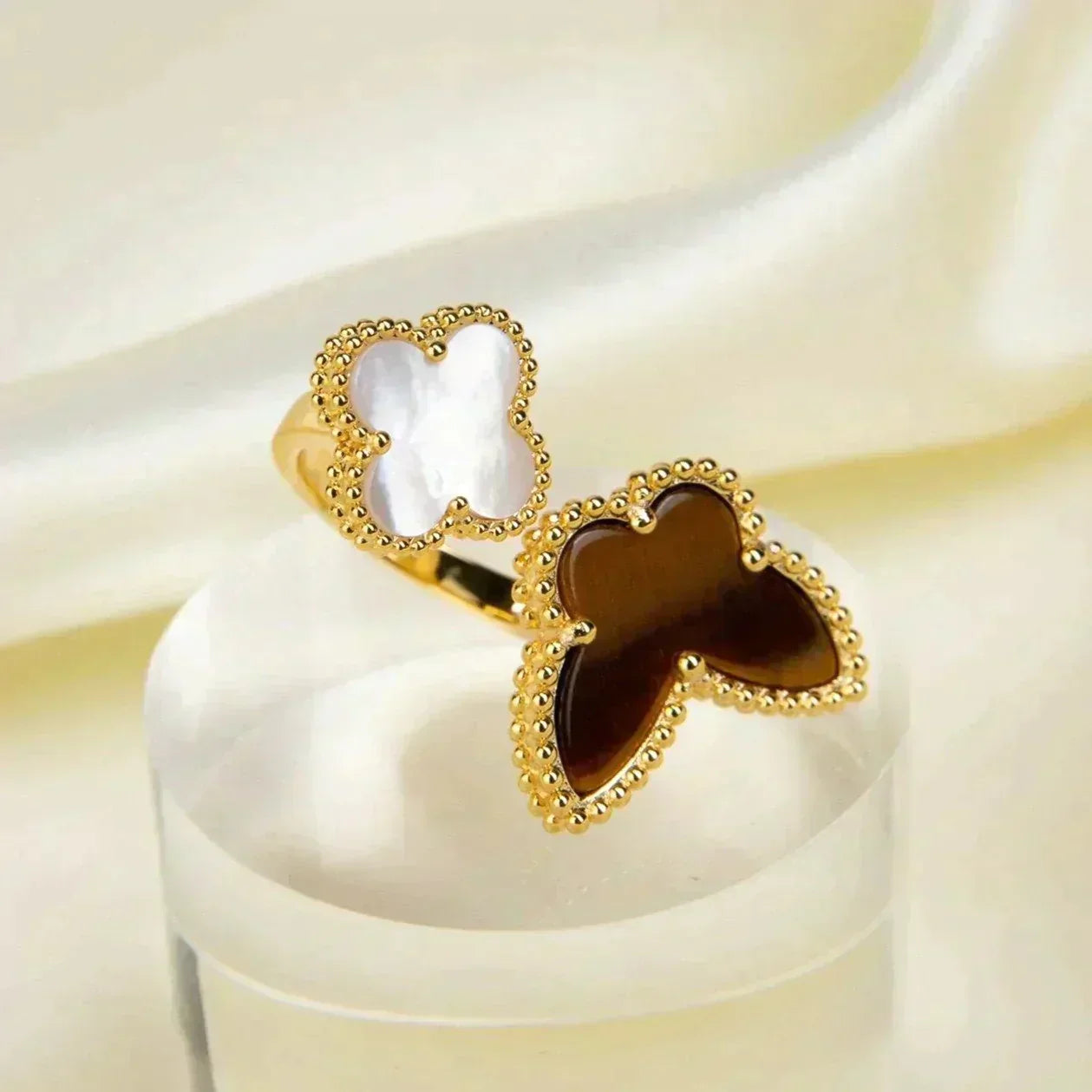 ¡®Imperial¡¯Glücksring zwischen den Fingern