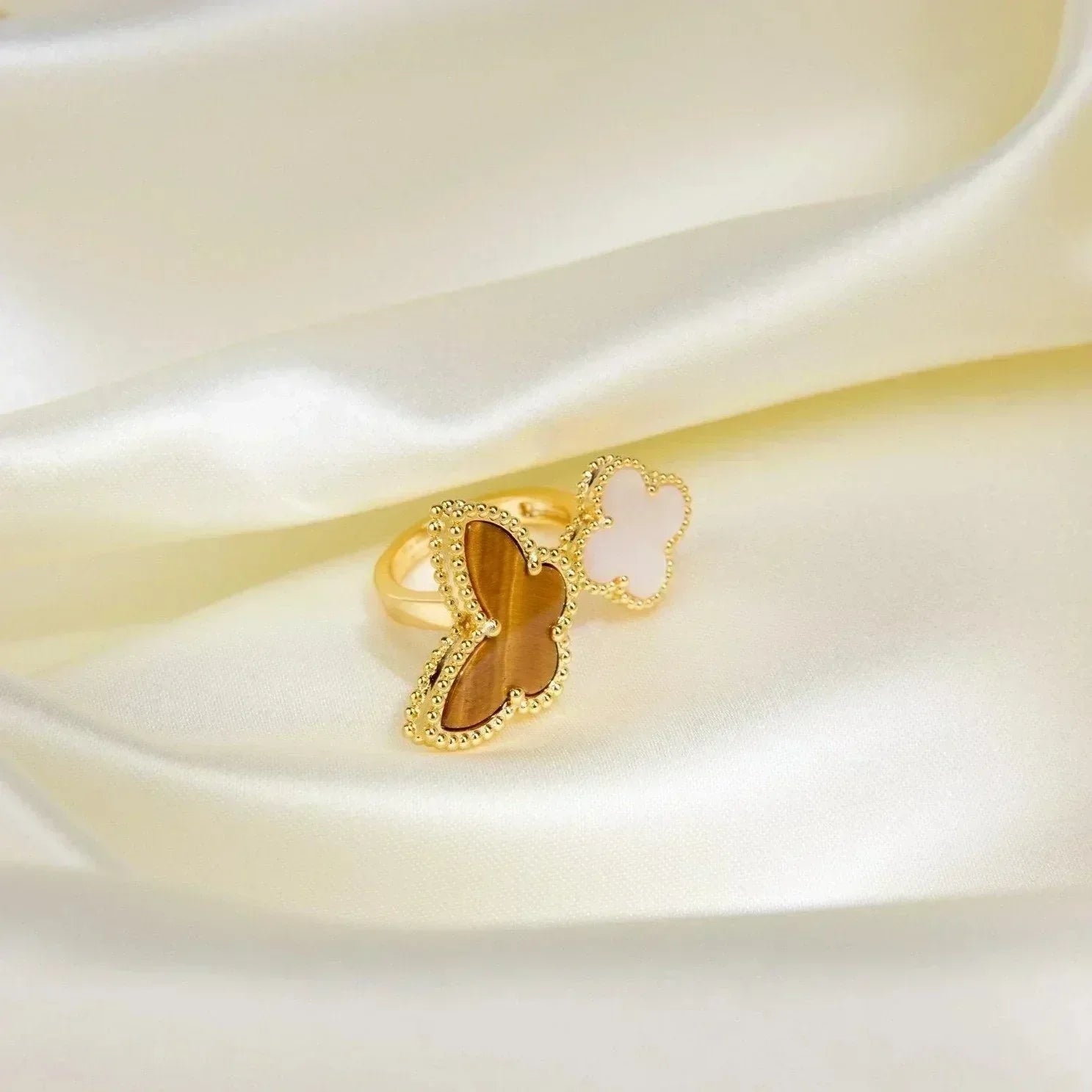 ¡®Imperial¡¯Glücksring zwischen den Fingern