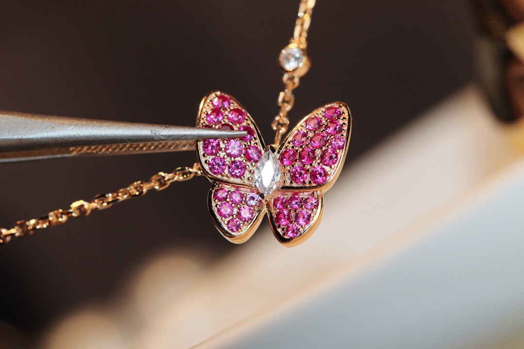 Imperial Butterfly Halskette aus rotem Diamanten in Roségold
