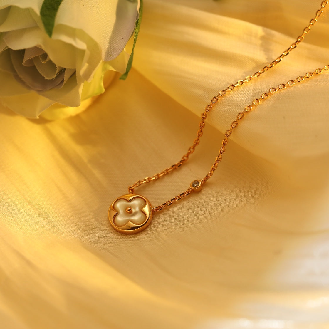 ¡®Imperial¡¯SUN PEDANT PINK GOLD 1 DIAMOND NECKLACE