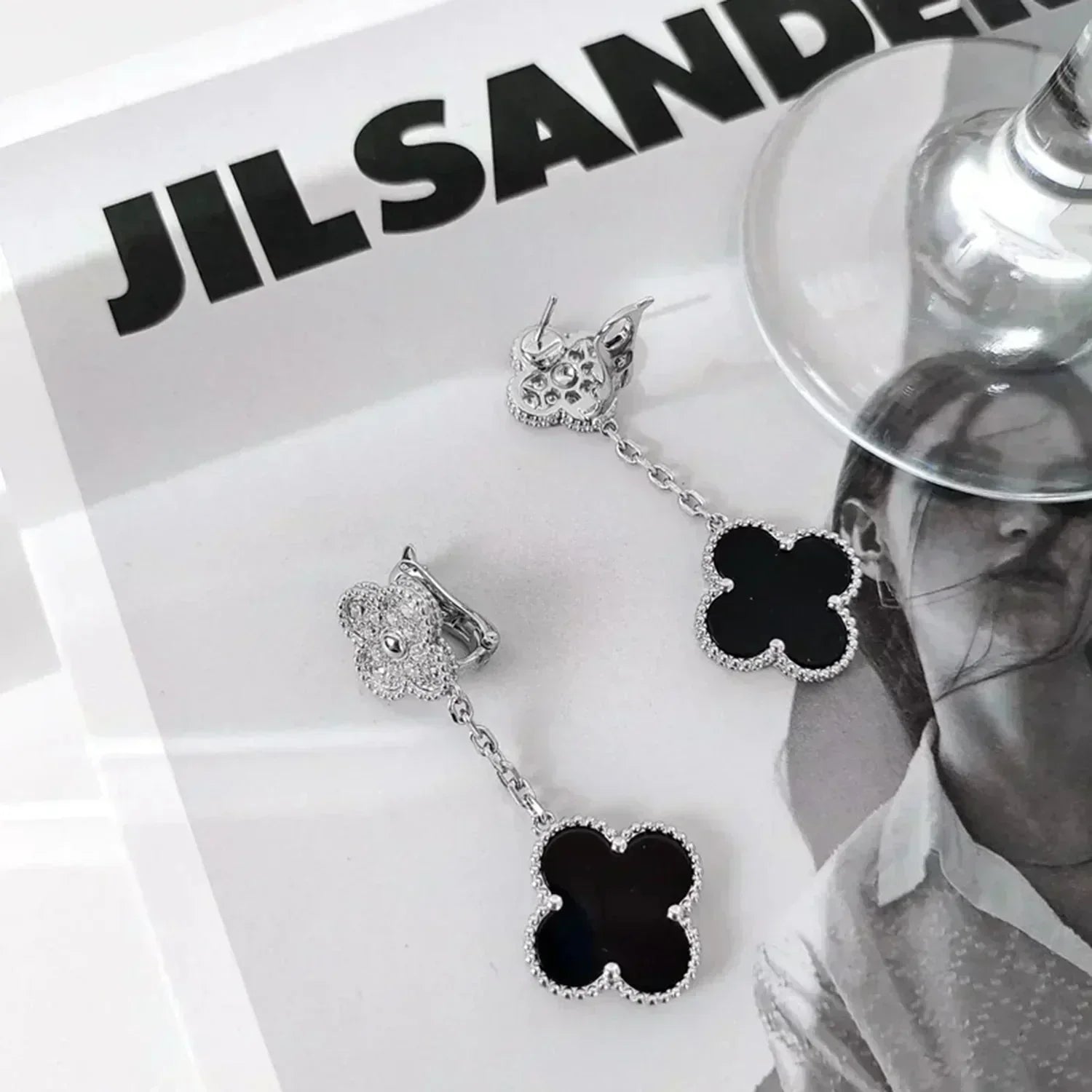 Imperial-Ohrringe mit Kleeblattmotiven, Diamant und Onyx, Silber