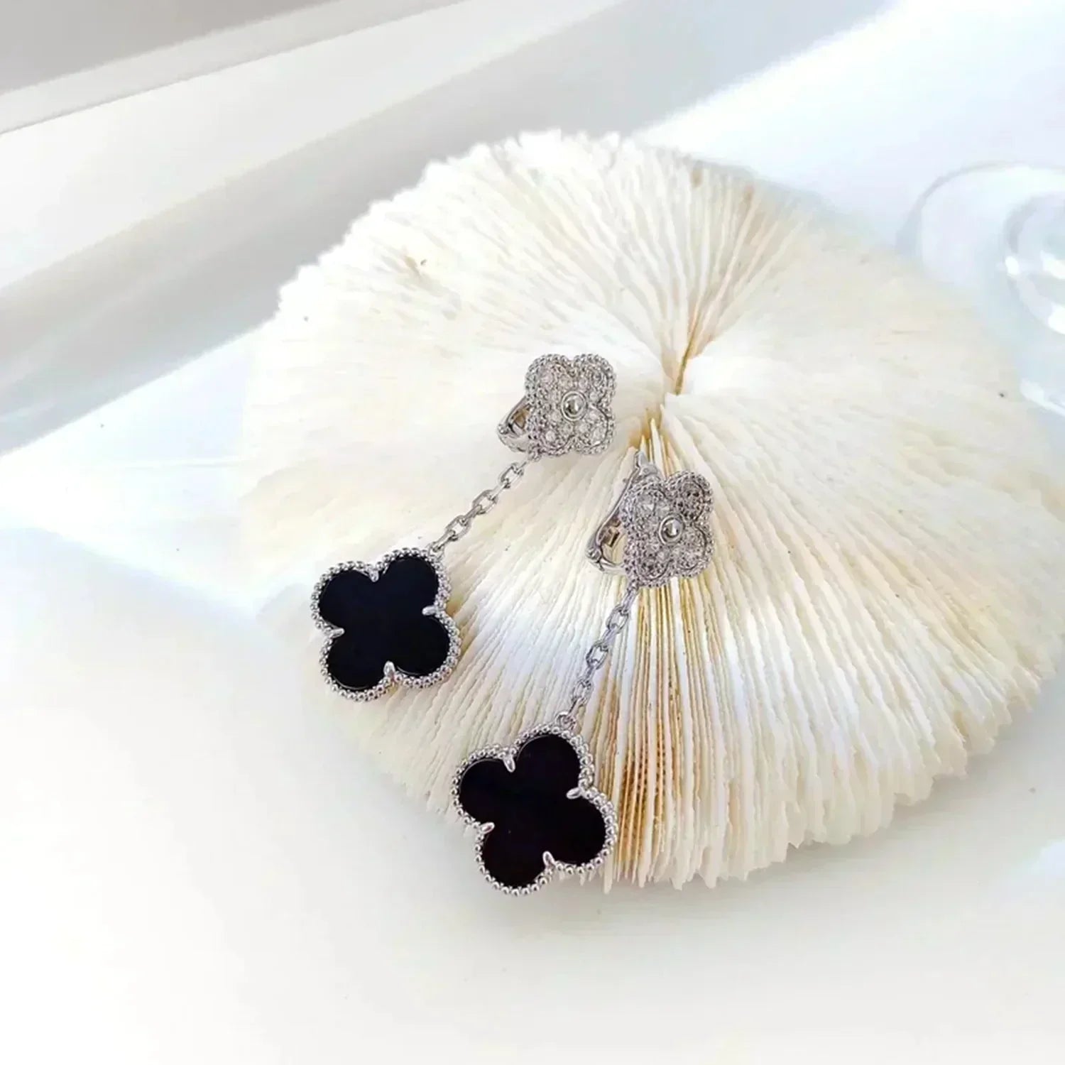 Imperial-Ohrringe mit Kleeblattmotiven, Diamant und Onyx, Silber