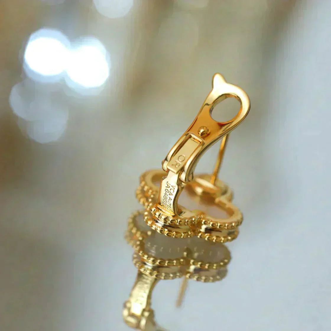 Imperial CLOVER MEDIUM 1 MOTIFS WHITE MOP STUD EARRINGS