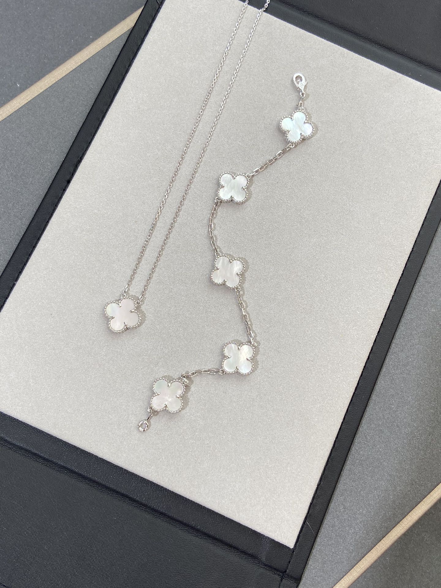 ¡®Imperial¡¯CLOVER SILVER MOP 5 MOTIF BRACELET