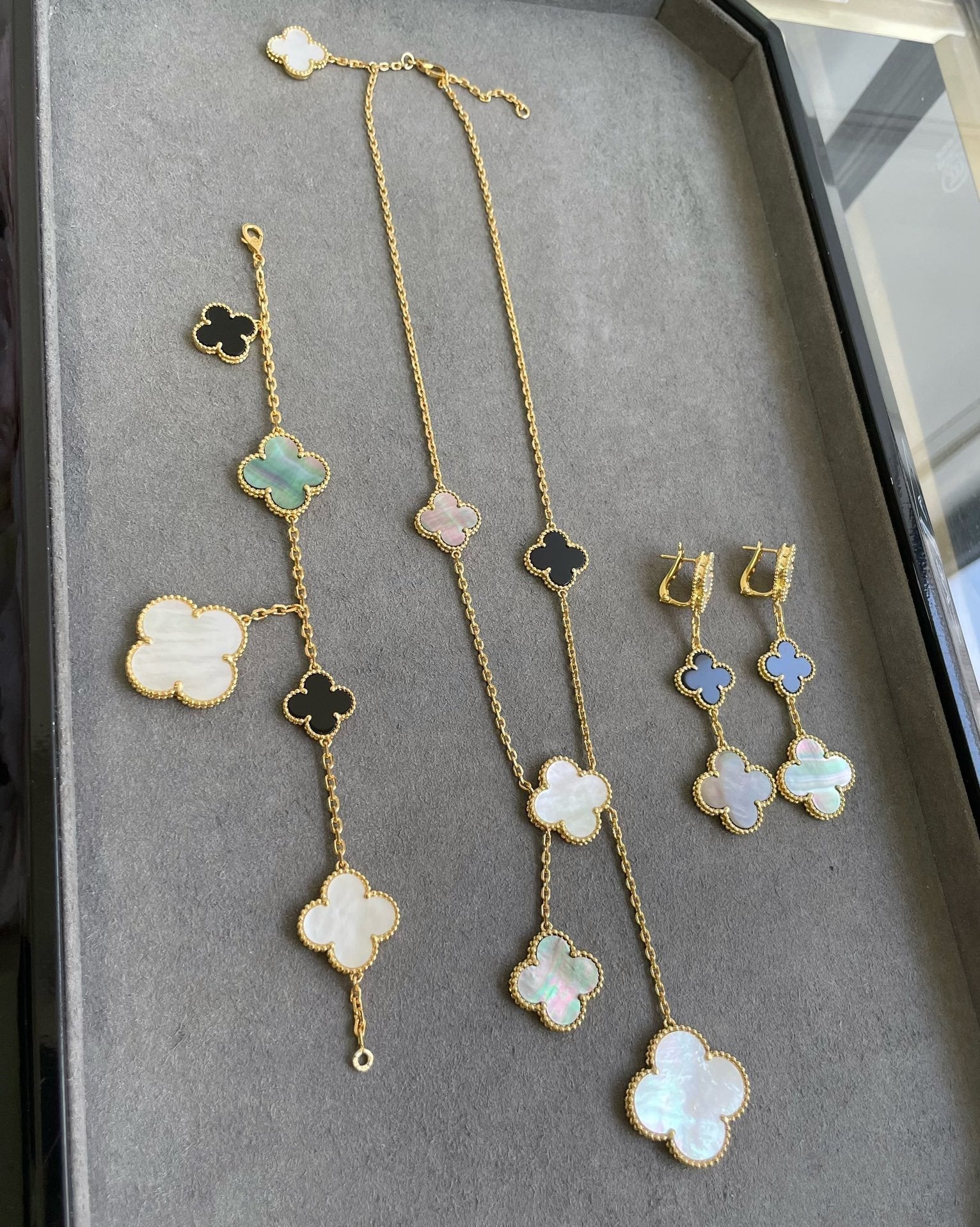 Imperial-Ohrringe mit Kleeblattmotiv, 3-teilig, aus Onyx, dunkelrosa und goldfarben