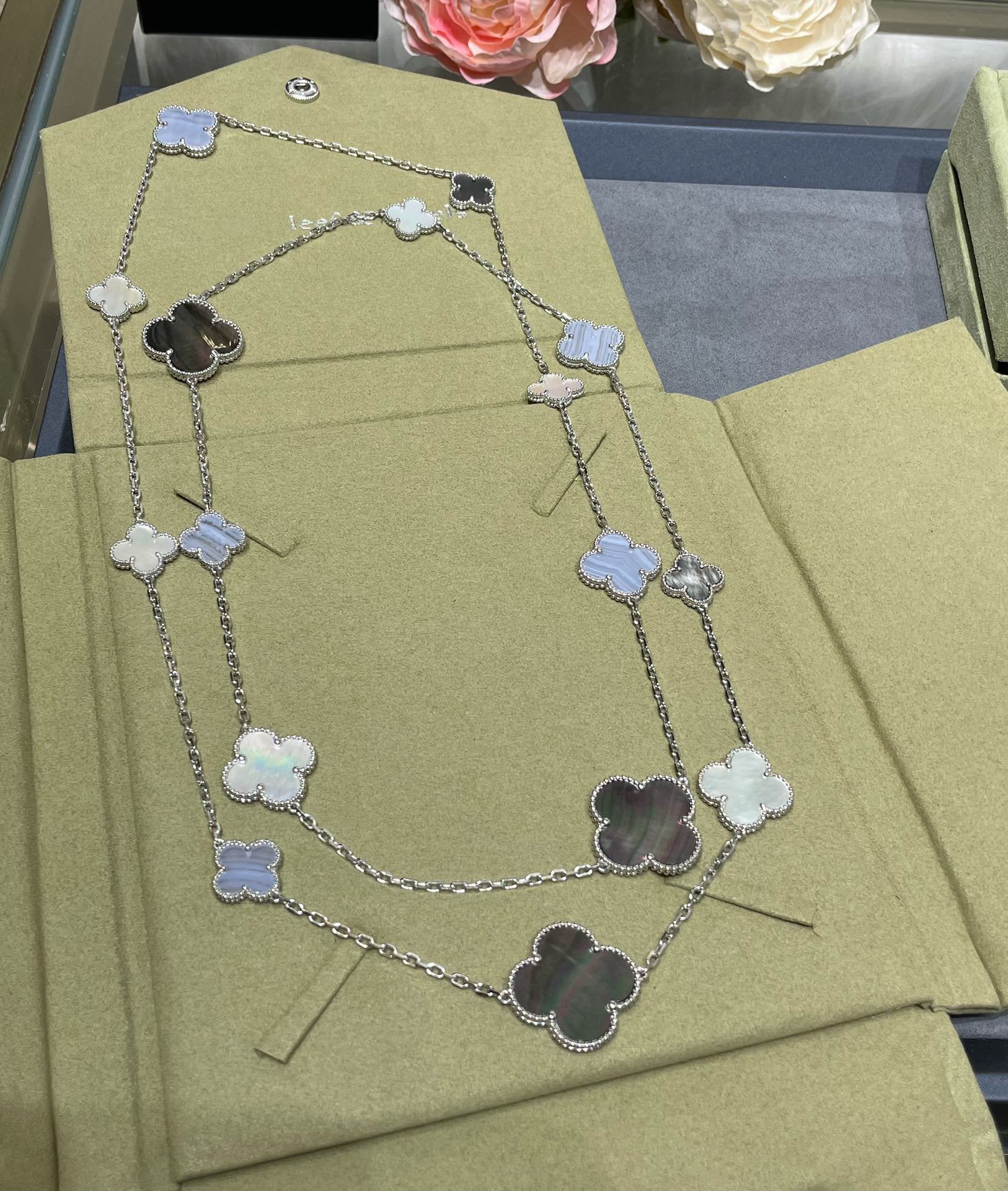 Imperial Kleeblatt-Halskette mit 16 Motiven aus Chalcedon und Perlmutt