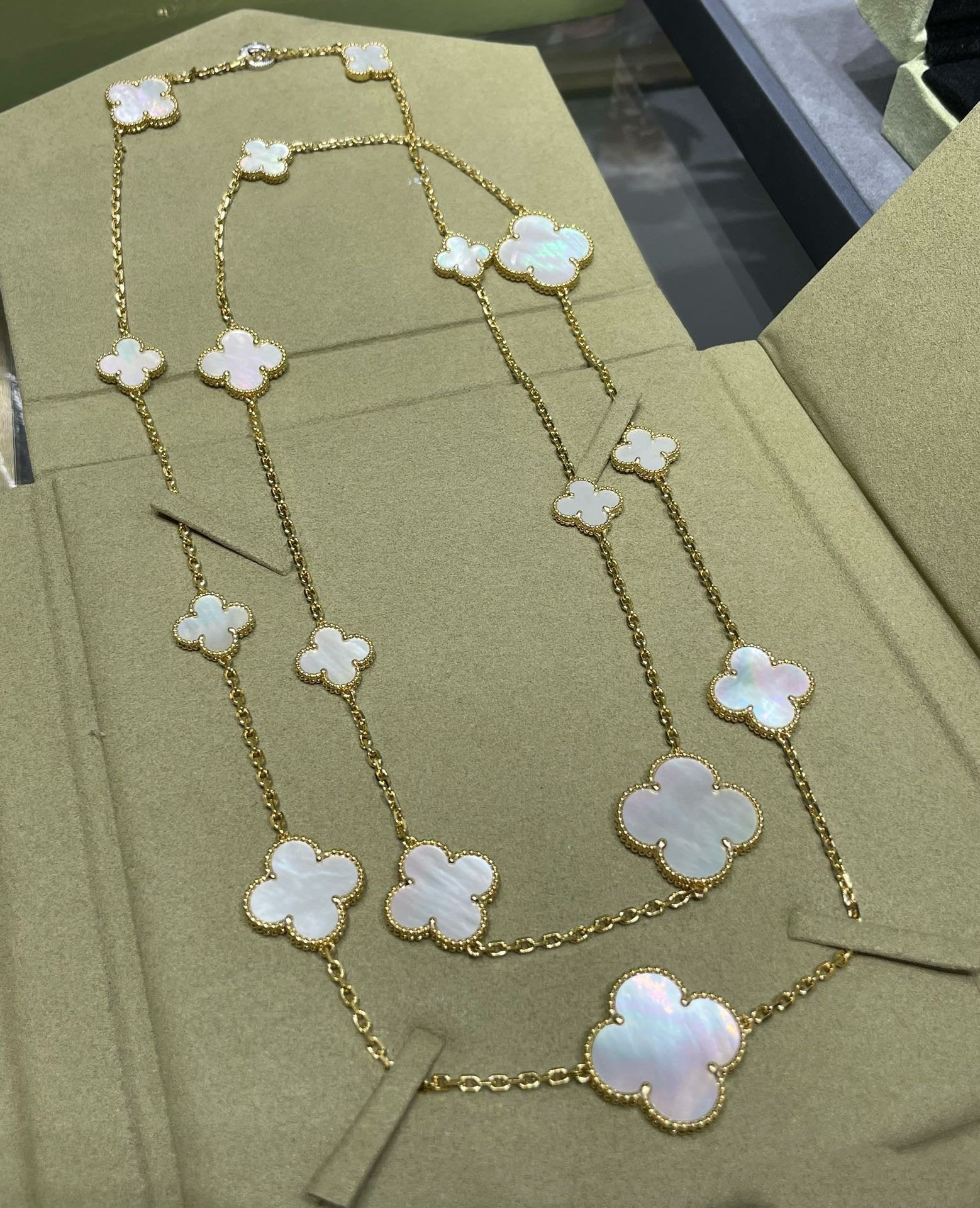 ¡®Imperial¡¯CLOVER 16 MOTIF WHITE MOP GOLD NECKLACE