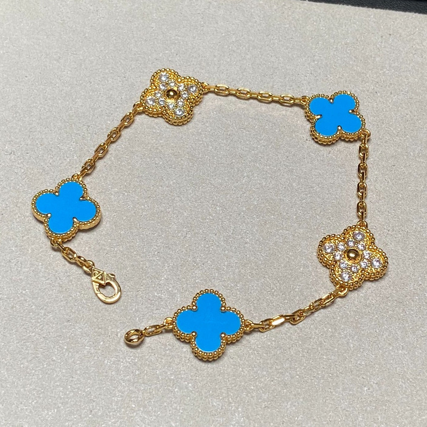 Imperial CLOVER 5 MOTIF BLUE CHALCEDONY DIAMOND GOLD ARMBAND 