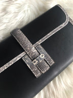 JIGE ELAN 29 Clutch aus schwarzem Kalbsleder mit weißem Eidechsenleder (auf Bestellung gefertigt)