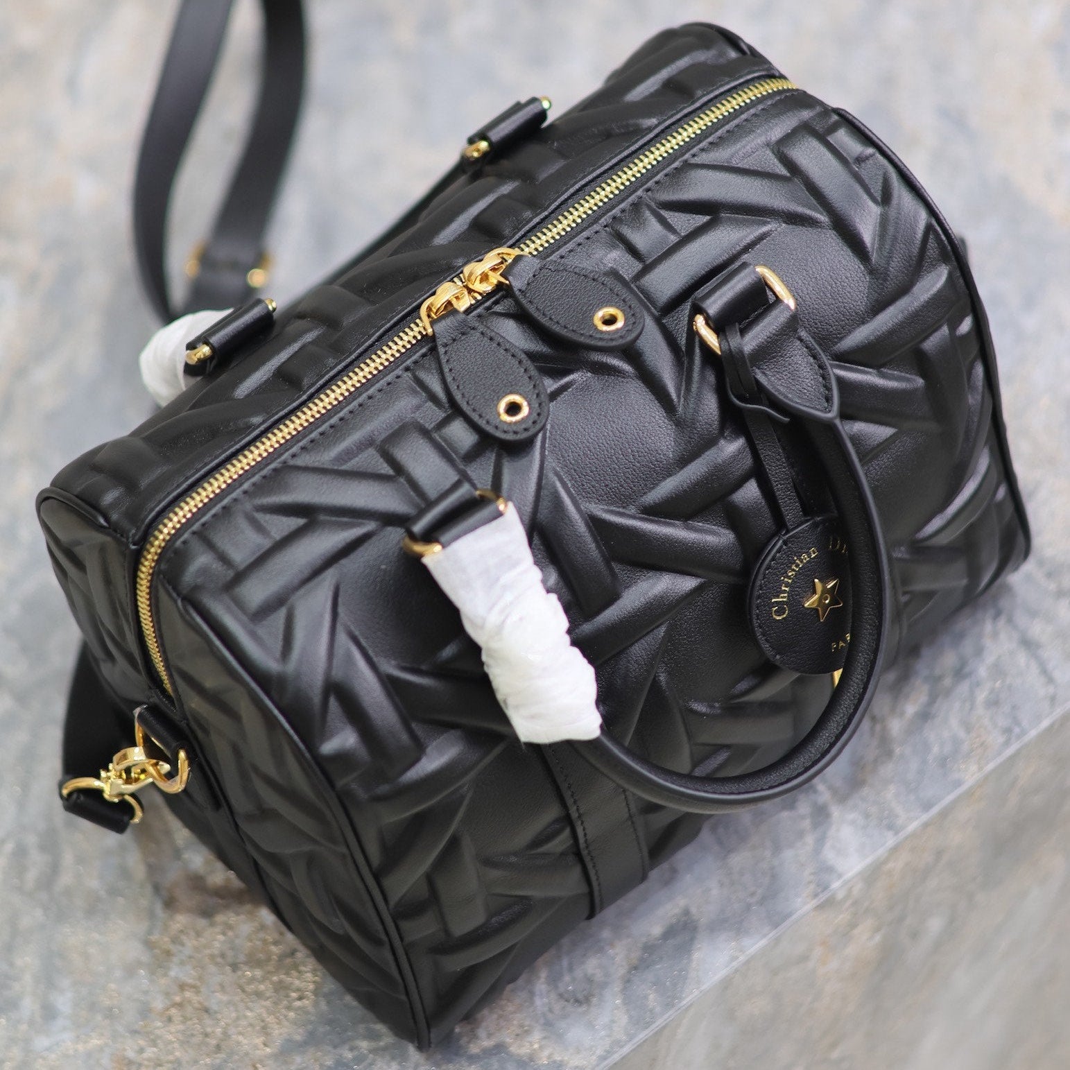 GROOVE BAG 25 IN SCHWARZEM MAKROCANNAGE-KALBLEDER MIT GOLDENEN HARDWARE
