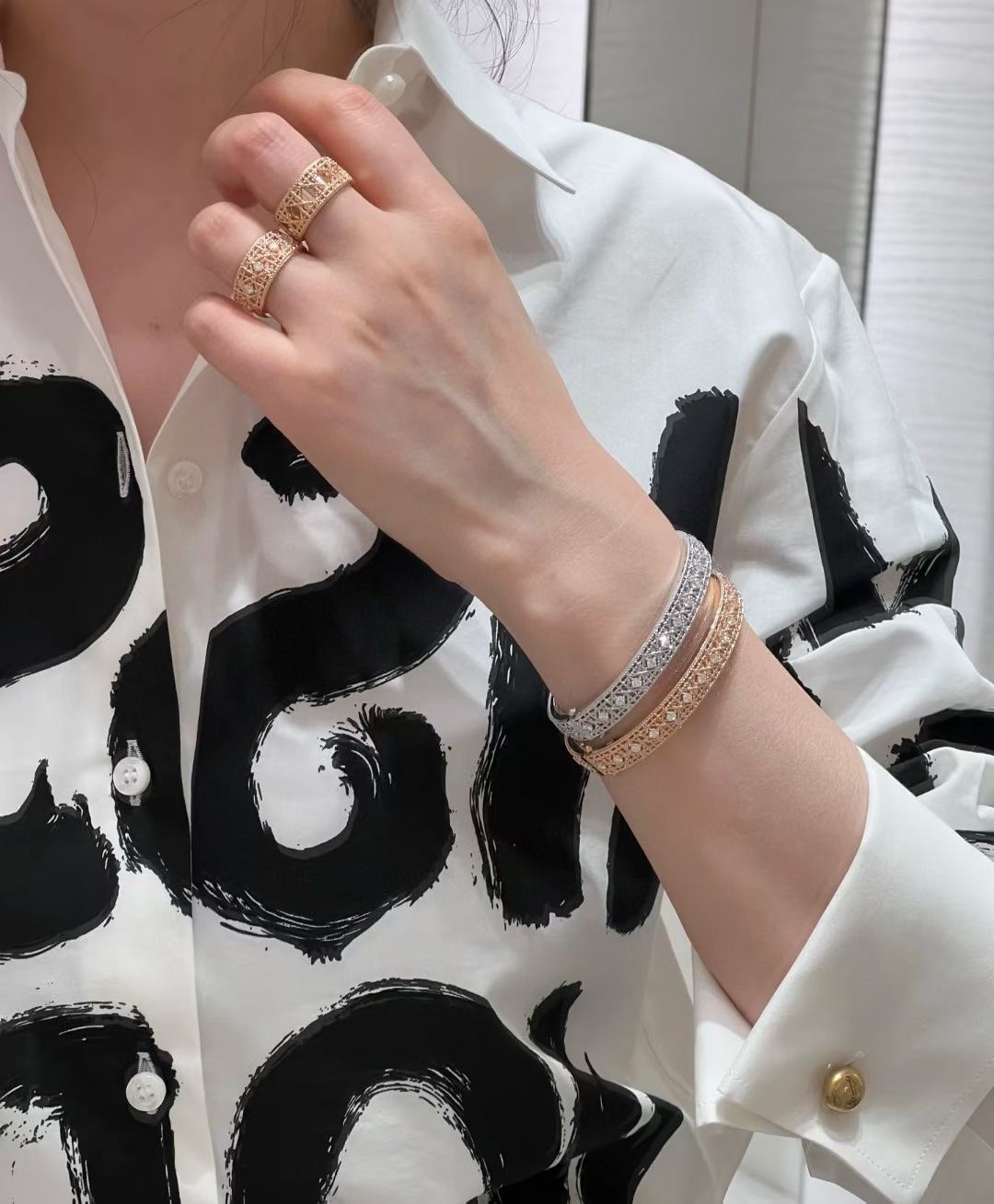 [Imperial] 2026 JUEGO DE BRAZALETE CON PATRÓN TEJIDO CON INCRUSTACIÓN COMPLETA DE DIAMANTE TRES COLORES