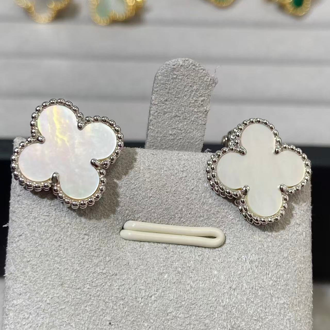 [Imperial] TREBOL GRANDE (20mm) 1 MOTIVOS ARETES DE TUERCA MADRE PERLA BLANCA