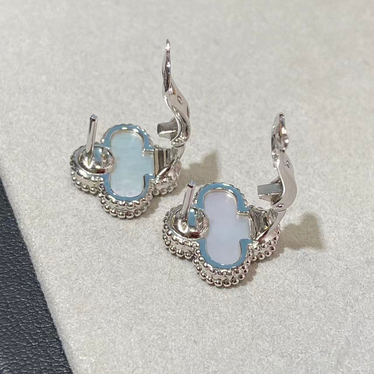 [Imperial] TREBOL GRANDE (20mm) 1 MOTIVOS ARETES DE TUERCA MADRE PERLA BLANCA