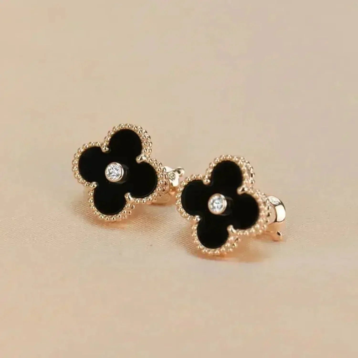 Imperial CLOVER MEDIUM 1 MOTIFS ONYX DIAMOND EARRINGS