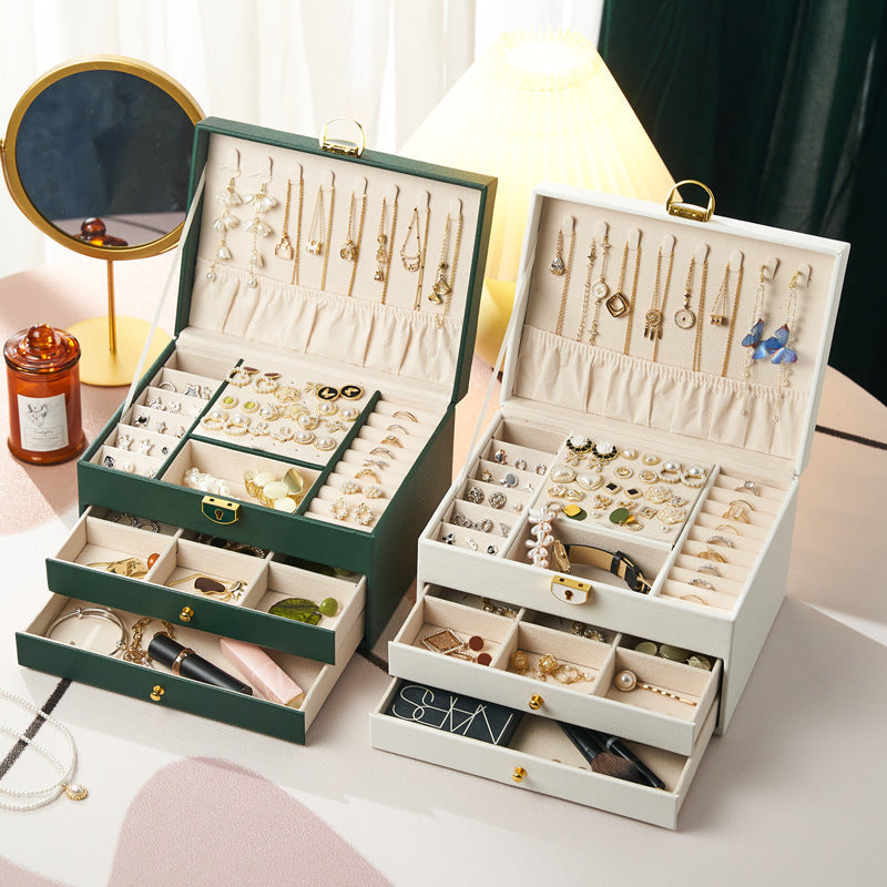 Dreilagige Schmuckschatulle mit Rautenmuster und Schloss