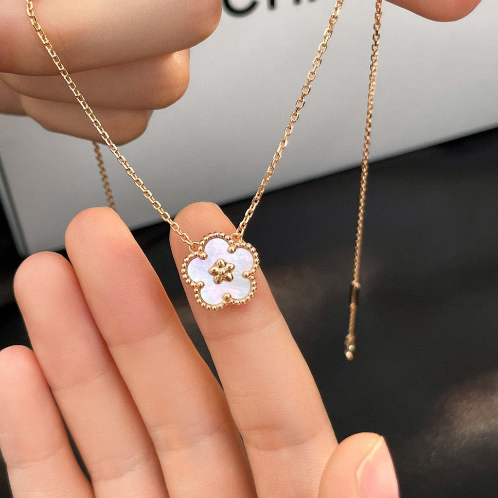 ¡®Imperial¡¯LUCKY  WHITE MOP  PLUM BLOSSOM NECKLACE