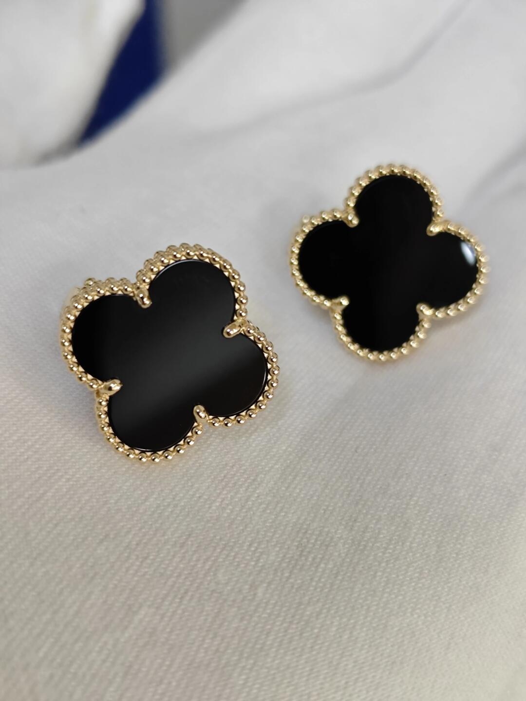 [Imperial] TREBOL ARETES MADRE PERLA NEGRA 20MM