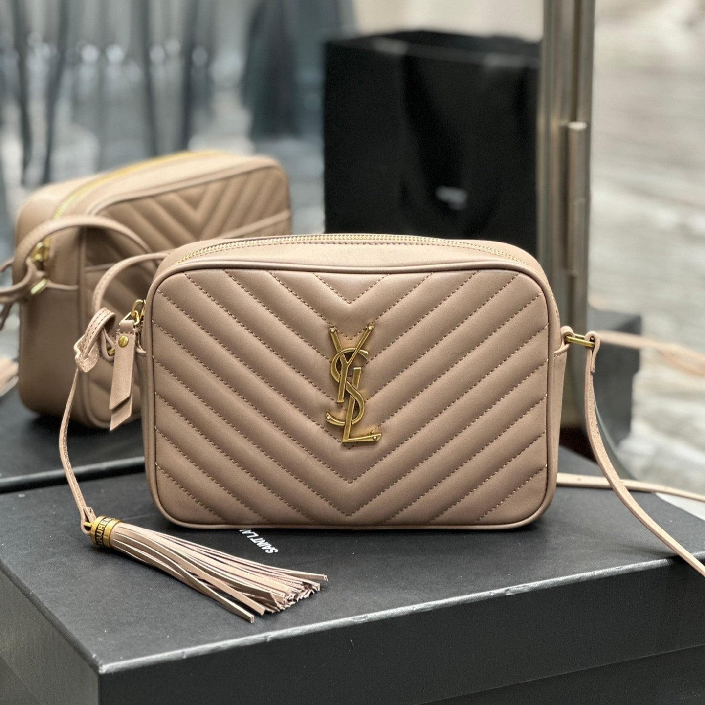 LOU 23 Kameratasche Beige aus gestepptem Leder mit goldenen Beschlägen