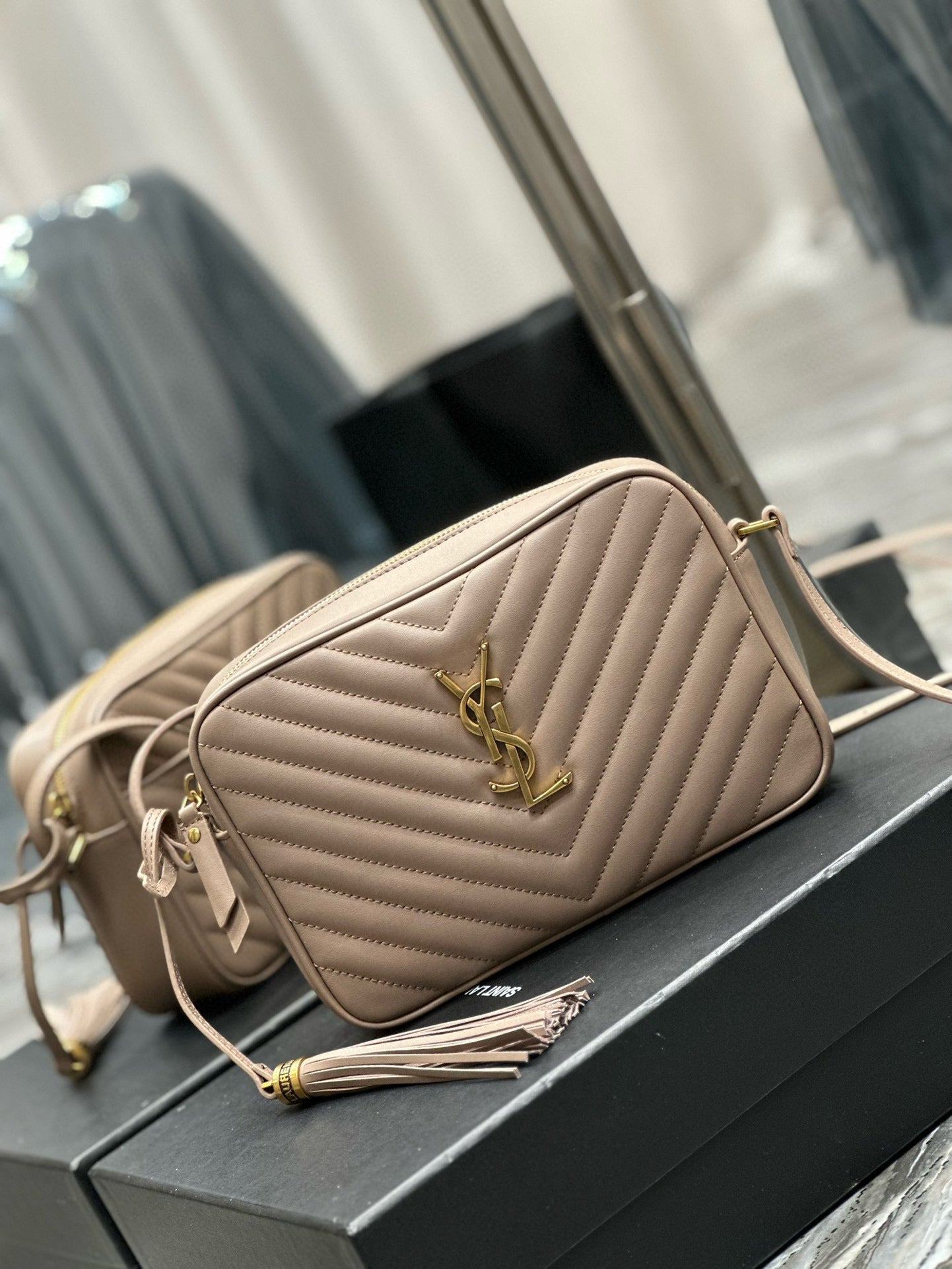 LOU 23 Kameratasche Beige aus gestepptem Leder mit goldenen Beschlägen