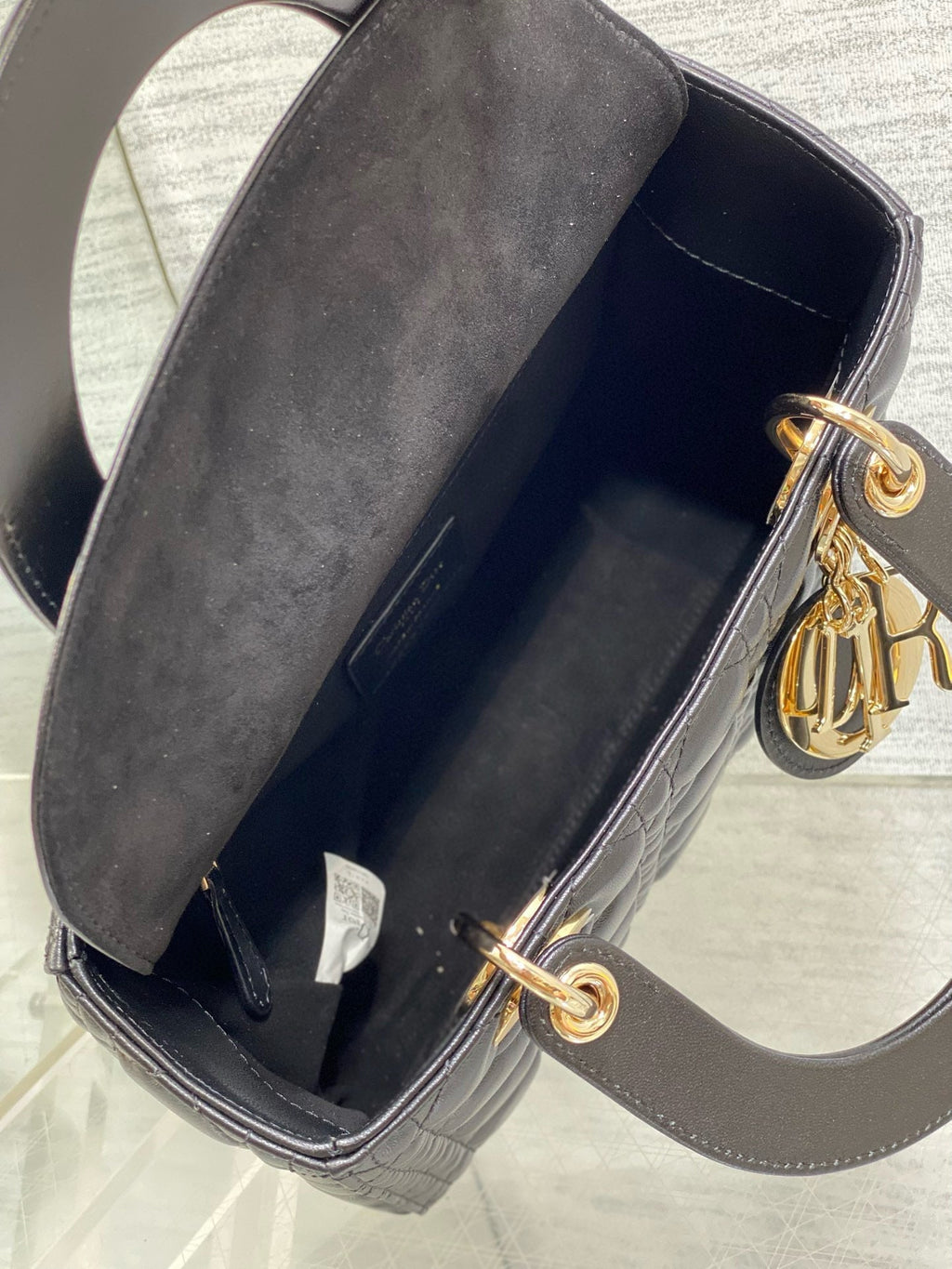 MITTLERE DAMENTASCHE 24 IN SCHWARZEM KALBSLEDER GOLDENE BESCHLÄGE