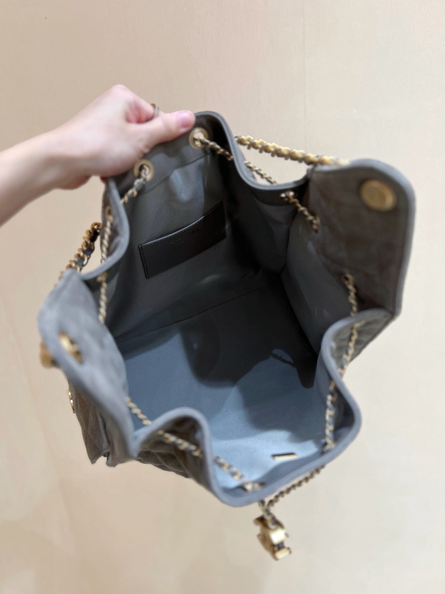 CC 25 Handtasche in Grau 40 Wildleder Kalbsleder Goldbeschläge