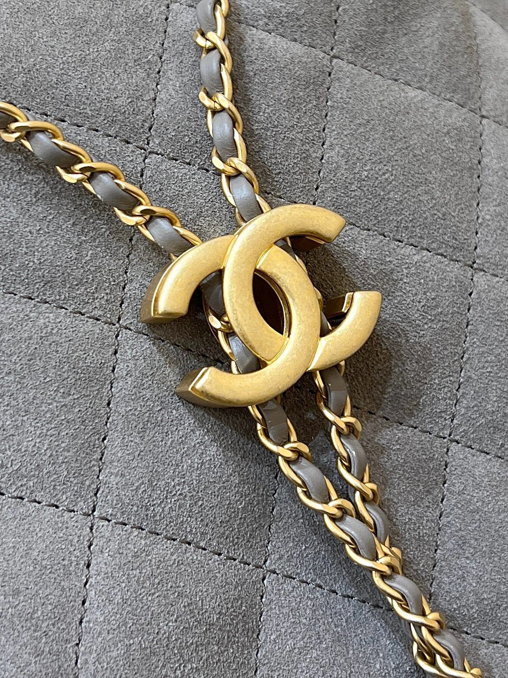 CC 25 Handtasche in Grau 40 Wildleder Kalbsleder Goldbeschläge