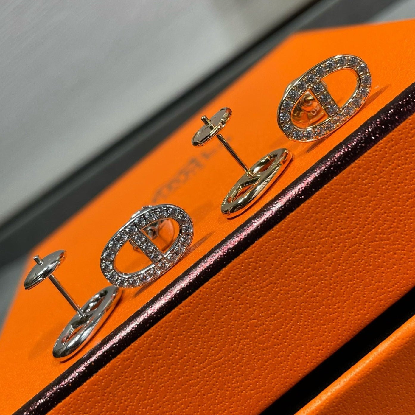 Imperial HM Ohrstecker mit Volldiamanten in Schweinenase