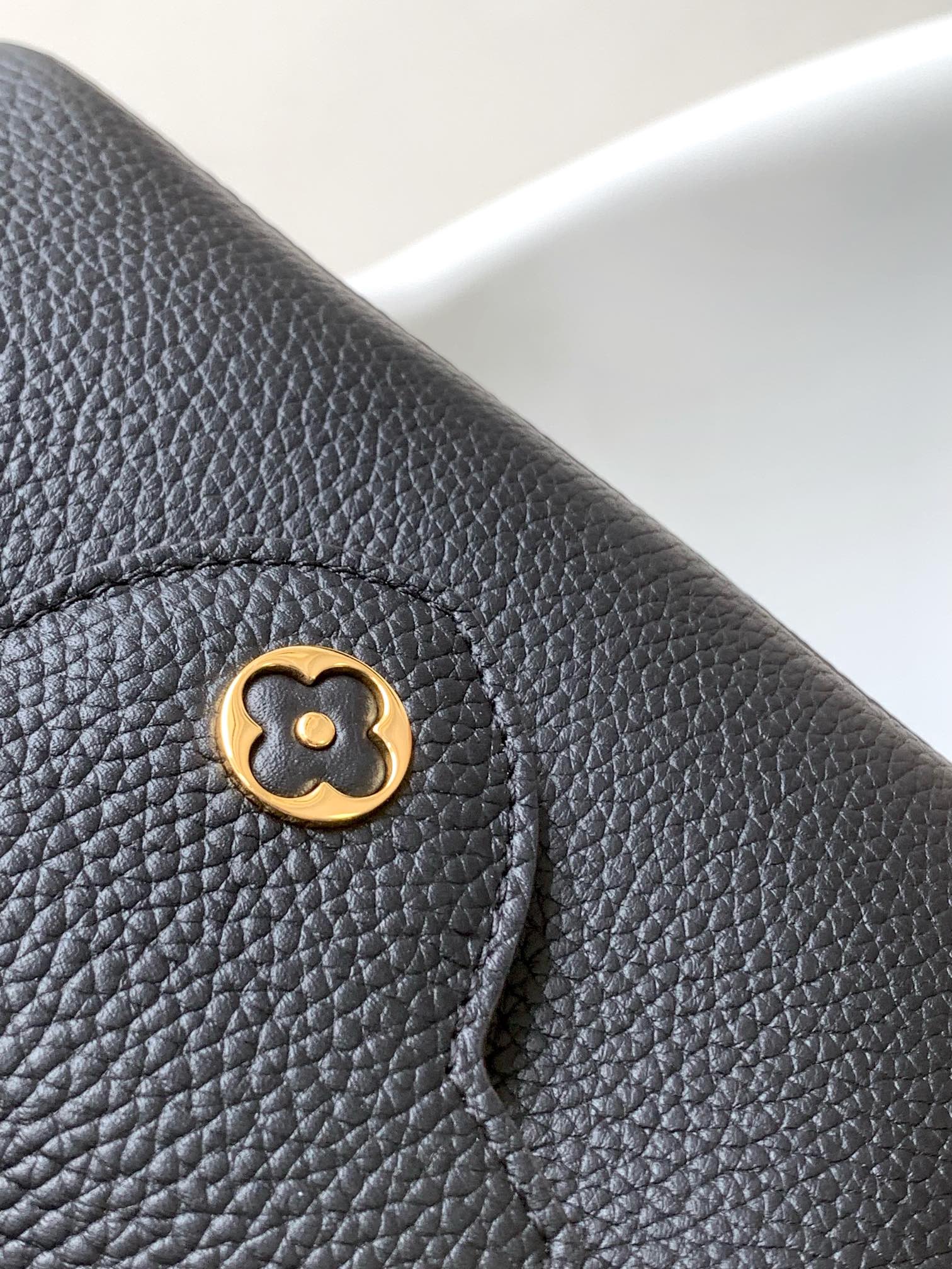 カプシーヌ MM バッグ 21インチ ブラック トリヨン牛革 ゴールド金具