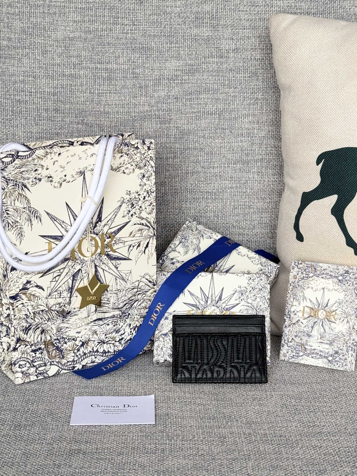 FREESIEN-KARTENHALTER 10 IN SCHWARZ GESTEPPT AUS KALBLEDER