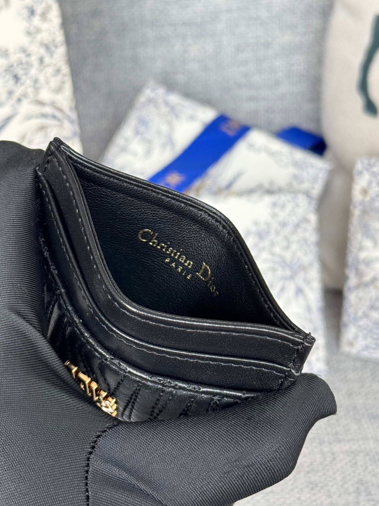 FREESIEN-KARTENHALTER 10 IN SCHWARZ GESTEPPT AUS KALBLEDER