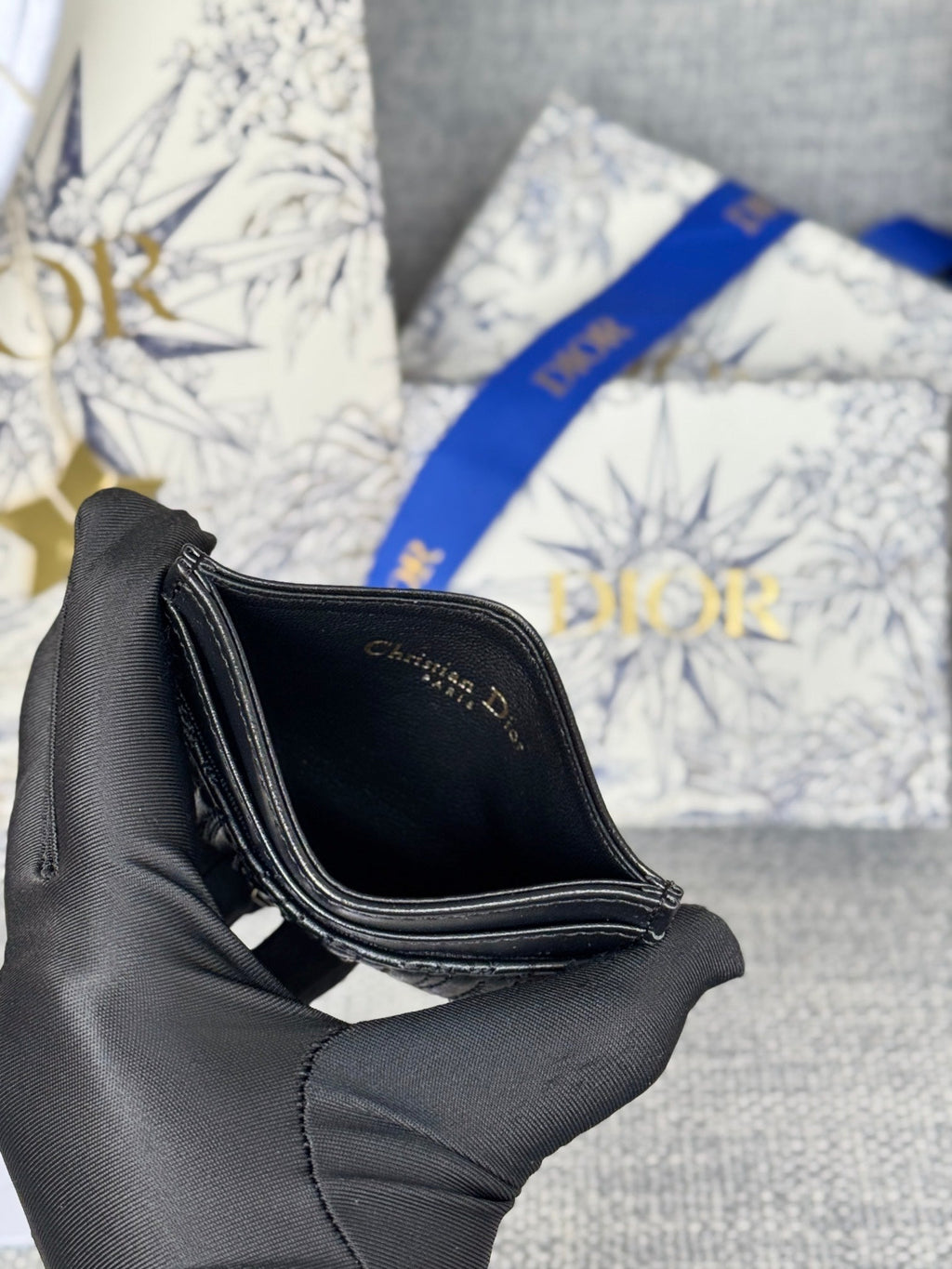 FREESIEN-KARTENHALTER 10 IN SCHWARZ GESTEPPT AUS KALBLEDER