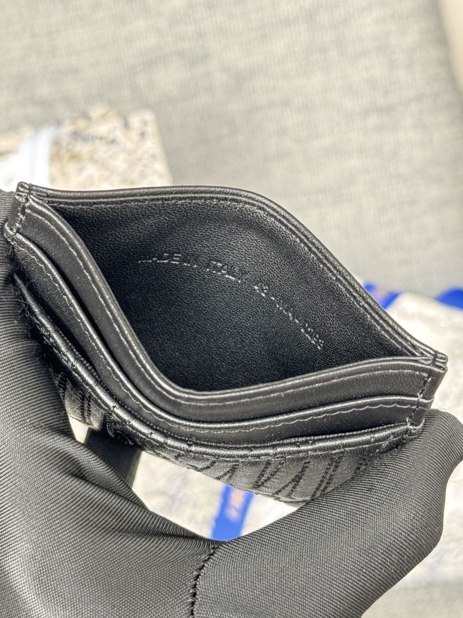 FREESIEN-KARTENHALTER 10 IN SCHWARZ GESTEPPT AUS KALBLEDER