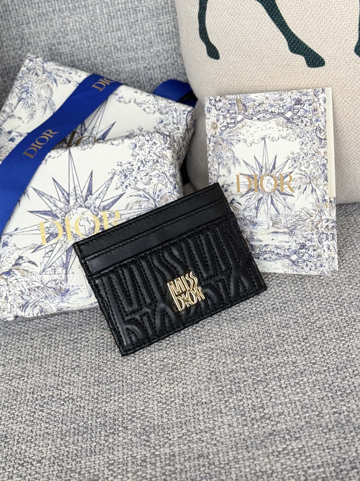 FREESIEN-KARTENHALTER 10 IN SCHWARZ GESTEPPT AUS KALBLEDER