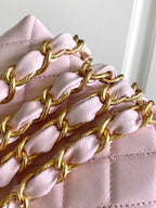 CC MINI 13 Clutch mit Armband aus hellrosa Lammleder und Befestigungsschleife