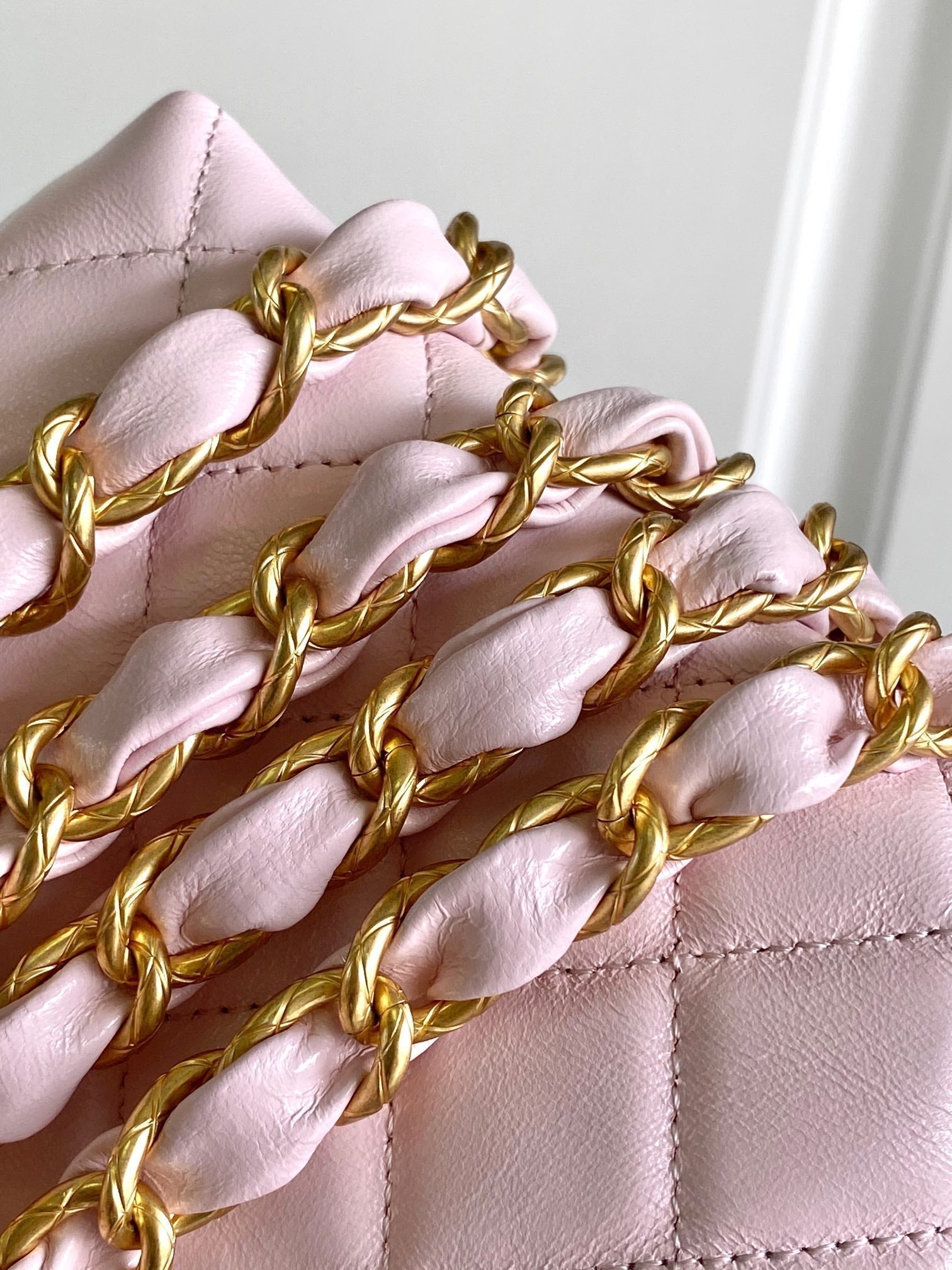 CC MINI 13 クラッチバッグ（ライトピンクラムスキン製ストラップ付き）