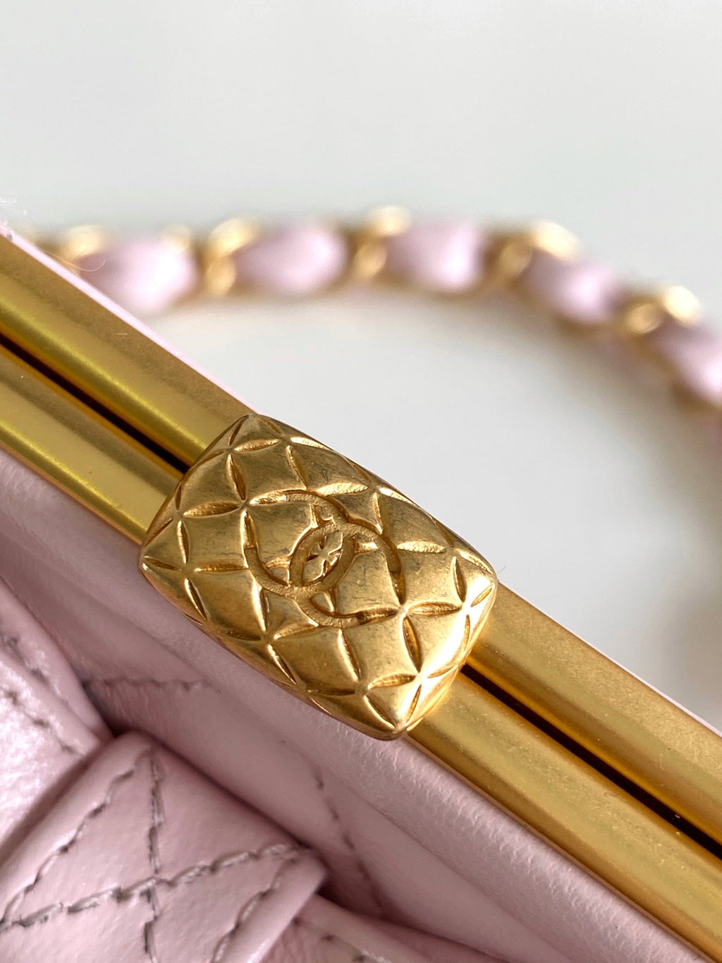 CC MINI 13 Clutch mit Armband aus hellrosa Lammleder und Befestigungsschleife