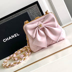 CC MINI 13 Clutch mit Armband aus hellrosa Lammleder und Befestigungsschleife
