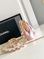 CC MINI 13 Clutch mit Armband aus hellrosa Lammleder und Befestigungsschleife