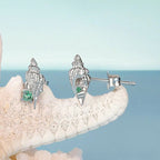 Ohrstecker mit Muschelmuster, besetzt mit grünen Zirkonia, hypoallergen